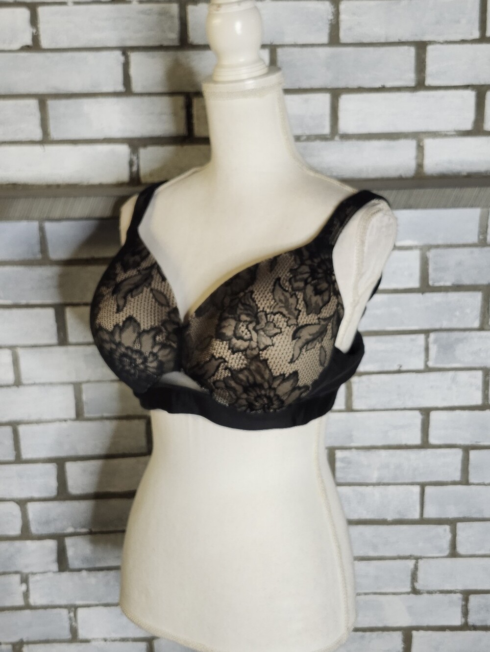 • Cacique Women's Lightly Lined Full Coverage Underwire Bra Size 38D Black